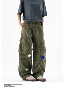 Détail du pantalon cargo vert militaire avec fleurs brodées en 3D et poches latérales