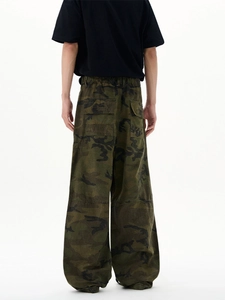 Men's loose camouflage cargo pants with wide leg and large flap back pockets