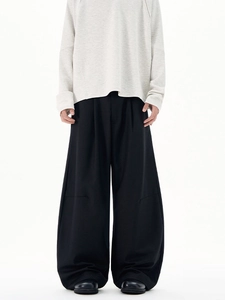 Men's minimalist black wide-leg trousers with elegant pleats and cleanfit silhouette