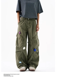 Vue détaillée du pantalon cargo vert armée avec des fleurs au crochet colorées en 3D uniques