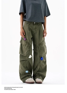 Détail du pantalon cargo vert armée à jambes larges avec fleurs 3D et poches cargo