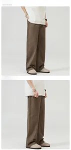 Dettaglio dei pantaloni in denim marrone a gamba larga con stile retro e vestibilità ampia
