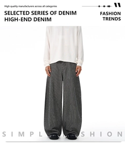 Détail d'un jean large à rayures pour hommes avec une coupe ample et des lignes verticales