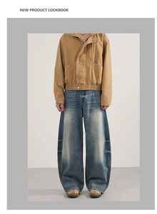 Détail d'un jean large délavé de style vintage américain avec une veste de travail kaki