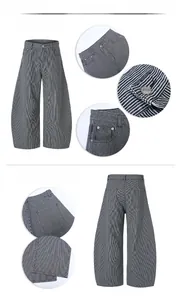 Détails du pantalon rayé coupe banane avec coutures courbées et texture denim premium