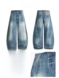 Détails du jean large bleu clair avec moustaches naturelles et écusson logo en cuir au dos