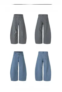 Vue détaillée avant et arrière du pantalon large à rayures verticales en noir et bleu