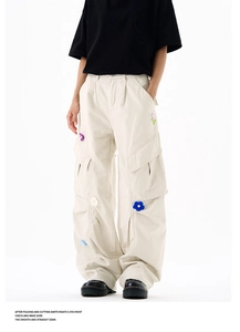 Détail du pantalon cargo avec fleurs brodées en 3D colorées et grandes poches