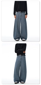 Détail d'un jean ample à rayures bleues et blanches avec une coupe large en denim