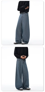 Détails de texture du pantalon en jean large à rayures bleu foncé avec drapé élégant