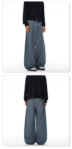 Détail du pantalon large à rayures verticales bleu et blanc avec coupe ample rétro