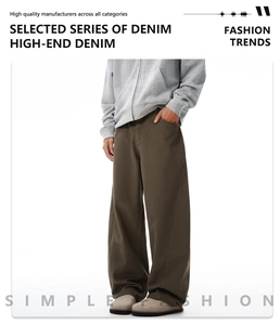 Details einer hochwertigen, weit geschnittenen Baumwollhose mit elegantem Fall