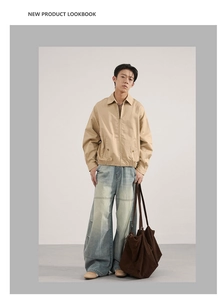 Vue détaillée de la veste de travail kaki et du jean large bleu clair au délavage vintage