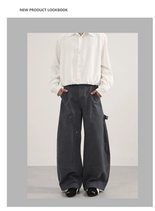 Dettaglio dei pantaloni da lavoro vintage americani in grigio scuro dal taglio comodo