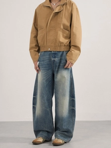 Jean vintage délavé à coupe droite et veste de travail kaki pour un style rétro chic