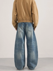 Jean large bleu délavé vintage avec une veste de travail kaki vue de dos style streetwear
