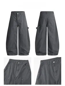 Vista dei dettagli dei pantaloni cargo vintage larghi con rivetti e tasche laterali