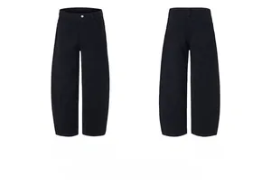 Vorder- und Rückansicht der locker sitzenden schwarzen Baggy-Jeans im amerikanischen Stil