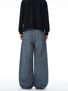 Vue arrière du jean rétro à rayures verticales et coupe large style streetwear décontracté