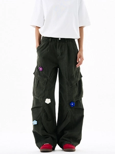 Pantalon cargo vert foncé avec broderies fleurs 3D au crochet et coupe décontractée