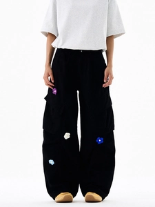 Pantalon cargo noir large avec broderies de fleurs 3D colorées pour un look urbain