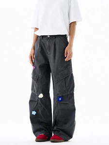 Pantalon cargo large gris foncé avec fleurs au crochet 3D colorées et grandes poches latérales
