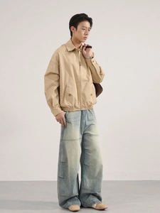 Jean large rétro pour homme avec veste kaki et style denim délavé vintage élégant