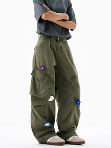 Pantalon cargo vert armée pour femmes avec fleurs brodées 3D et coupe large