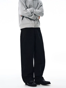 Minimalistische schwarze Herrenhose mit weitem Bein im City-Boy-Stil mit grauem Hoodie