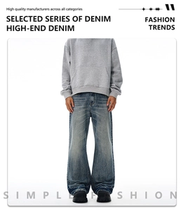 Gros plan sur la texture du denim indigo délavé et les détails du tissu en coton de qualité