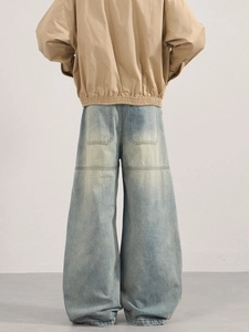 Vue arrière du jean ample pour homme à jambes larges délavé bleu clair avec poches cargo