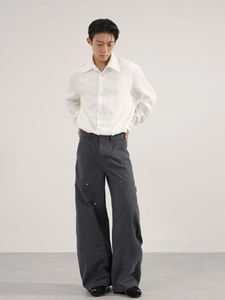 Pantaloni cargo larghi retrò da uomo a gamba dritta con camicia crema a maniche lunghe