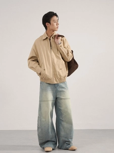 Veste Harrington kaki pour homme avec un jean large vintage bleu clair délavé
