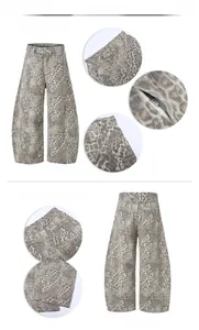 Dettaglio dei jeans leopardati a gamba larga con taglio curvo, zip e struttura delle tasche