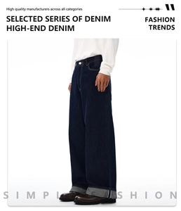 Detail der hochwertigen dunkelblauen Jeans mit umgeschlagenem Saum und Selvedge-Kante