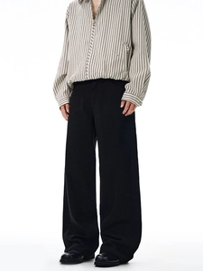 Pantalon large noir pour hommes au tombé élégant sur fond blanc minimaliste