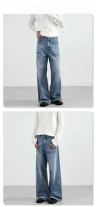 Vue de face et de profil d'un jean large bleu délavé avec moustaches naturelles sur mannequin