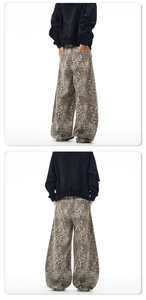 Vista posteriore dei pantaloni leopardati oversize con tasca posteriore e taglio ampio