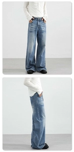 Vues de face et de profil d'un jean large bleu délavé avec détails de moustaches