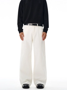 Pantalon décontracté blanc à coupe droite pour homme avec ceinture noire et chaussures chic