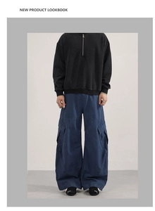 Détail d'un jean cargo ample avec de grandes poches latérales au style vintage city boy