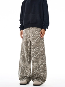 Jeans a gamba larga con stampa leopardata e taglio comodo per uno stile streetwear