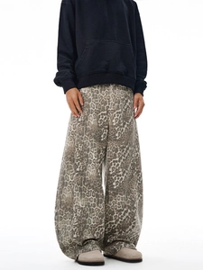 Pantaloni in denim a gamba larga con stampa leopardata vintage per look casual autunno