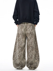 Jeans leopardati a gamba larga con silhouette a botte e tasche posteriori applicate
