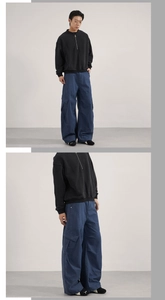 Détail du pantalon cargo bleu foncé oversize avec de grandes poches latérales