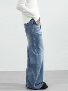 Jean en denim bleu clair délavé rétro à coupe large pour un look esthétique vintage