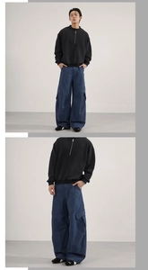 Tenue de rue avec sweat à demi-zip noir et pantalon cargo bleu à jambe large