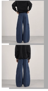 Vue arrière du pantalon cargo vintage bleu à jambe large avec de grandes poches plaquées
