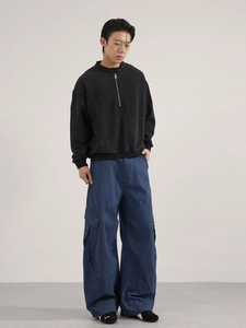 Tenue streetwear homme avec jean cargo large rétro et sweat-shirt noir à demi-fermeture