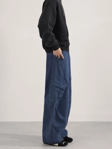 Pantalon cargo rétro pour homme en bleu foncé, coupe large avec grandes poches latérales